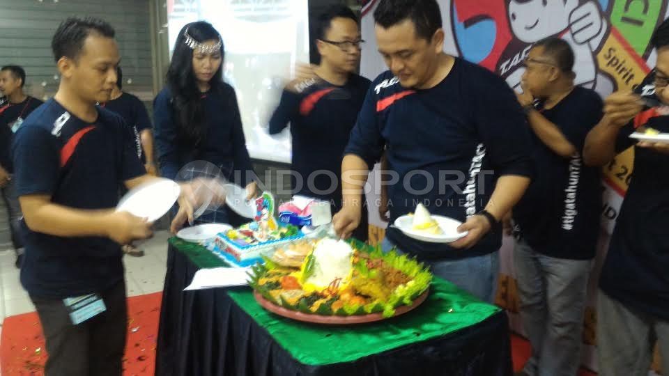 Ketua Umum TACI, Rizaldo Rizal memotong tumpeng perayaan HUT ke-3 TACI. Copyright: © Ivan/Indosport